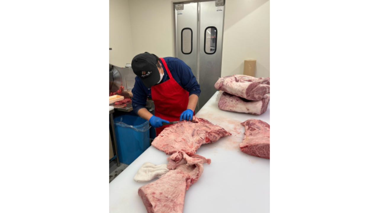 お肉の工場卸直売　もり田屋で働く人の写真4枚目