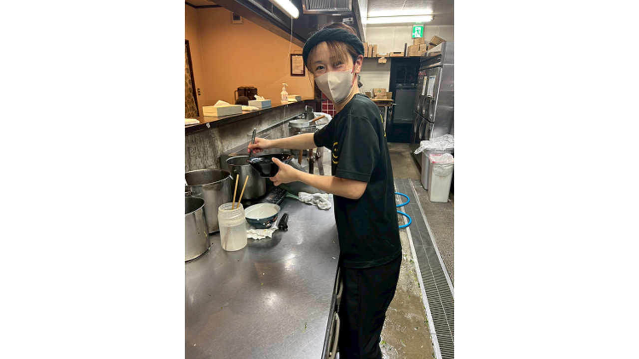 太田商店で働く人の写真1枚目