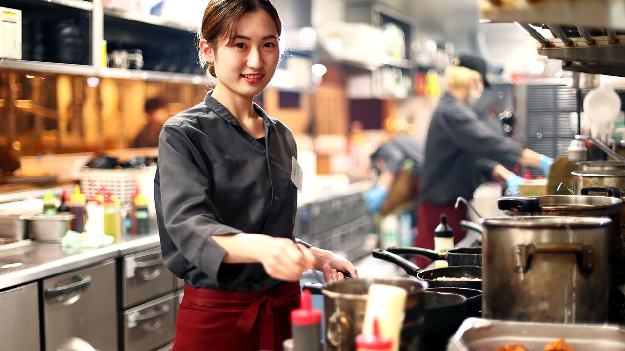 焼肉　ホルモンセンターで働く人の写真2枚目