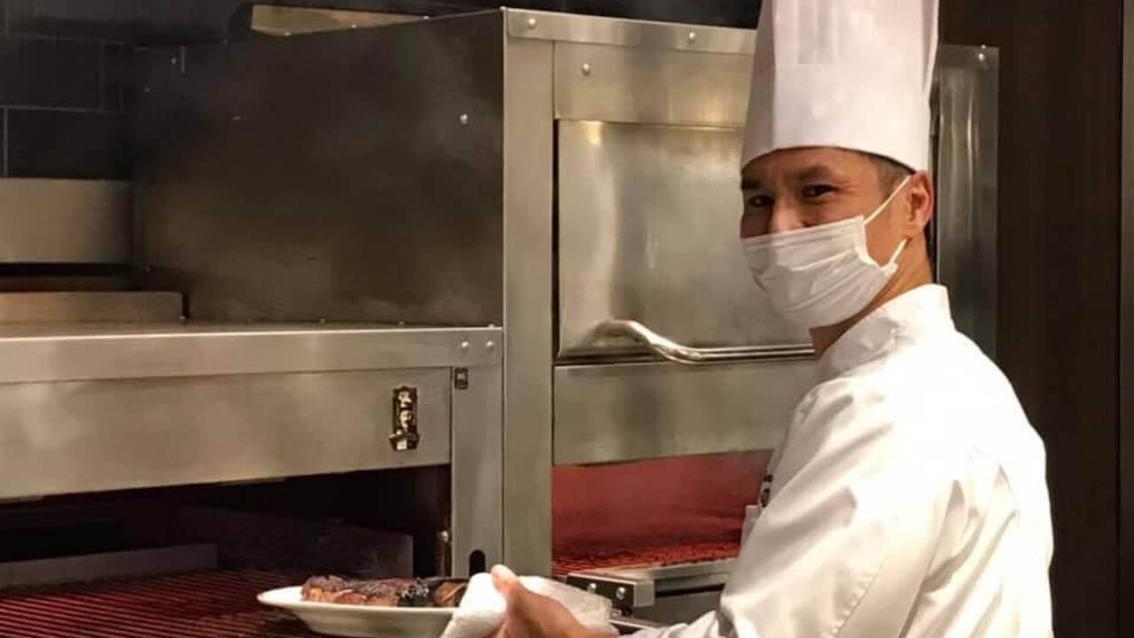 Peter Luger Steak Houseで働く人の写真3枚目