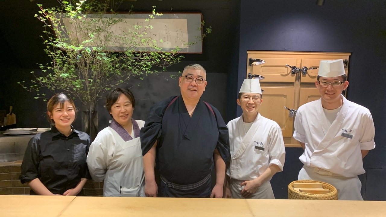 鮓有無で働く人の写真1枚目