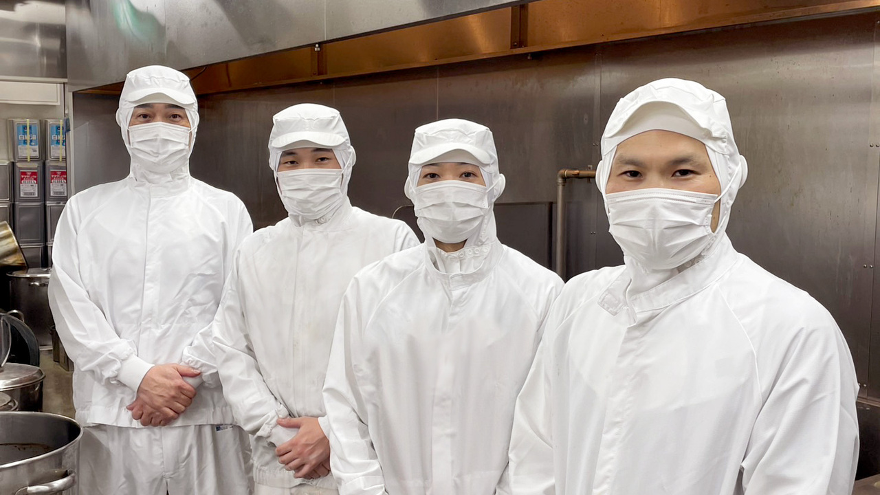 セントラルキッチンで働く人の写真1枚目