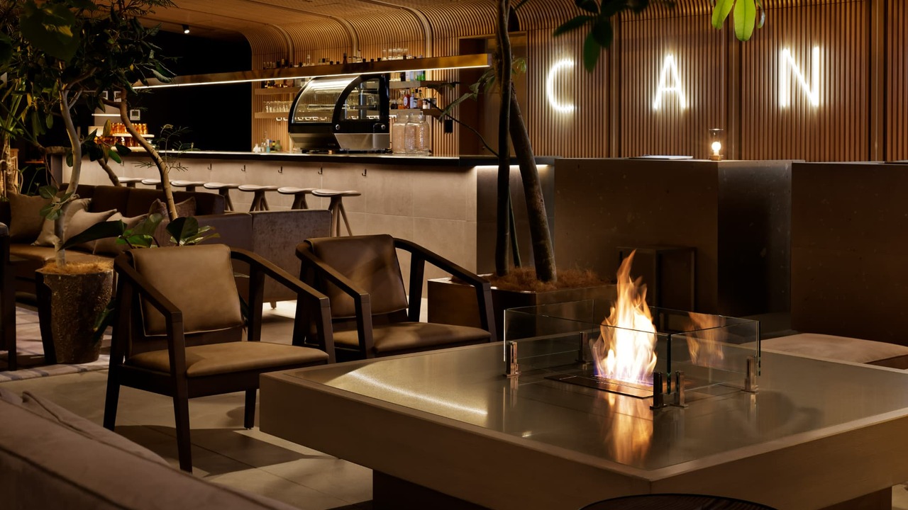 ザ ロイヤルパーク キャンバスで働く人の写真1枚目