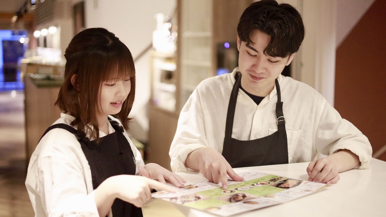 コモンダイニングで働く人の写真1枚目