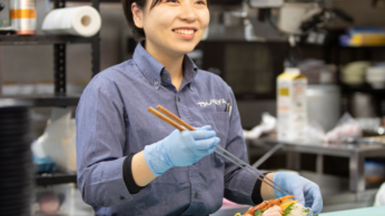 海鮮食堂つなやで働く人の写真1枚目