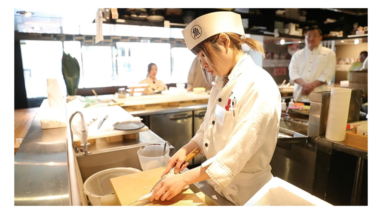 酒湊で働く人の写真1枚目