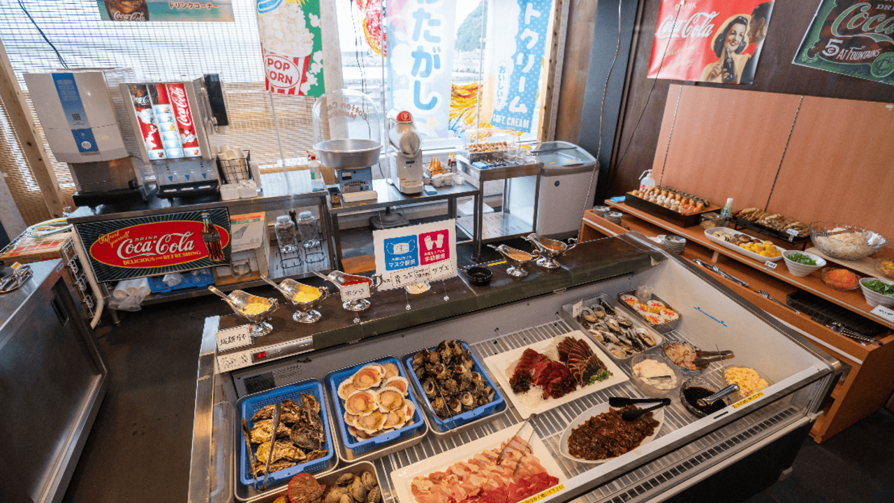 あみ浜食堂で働く人の写真1枚目