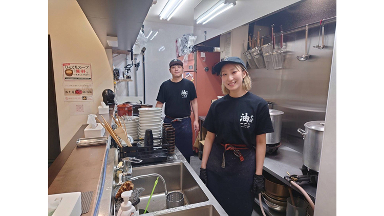 油そば一二三　福岡天神店で働く人の写真1枚目