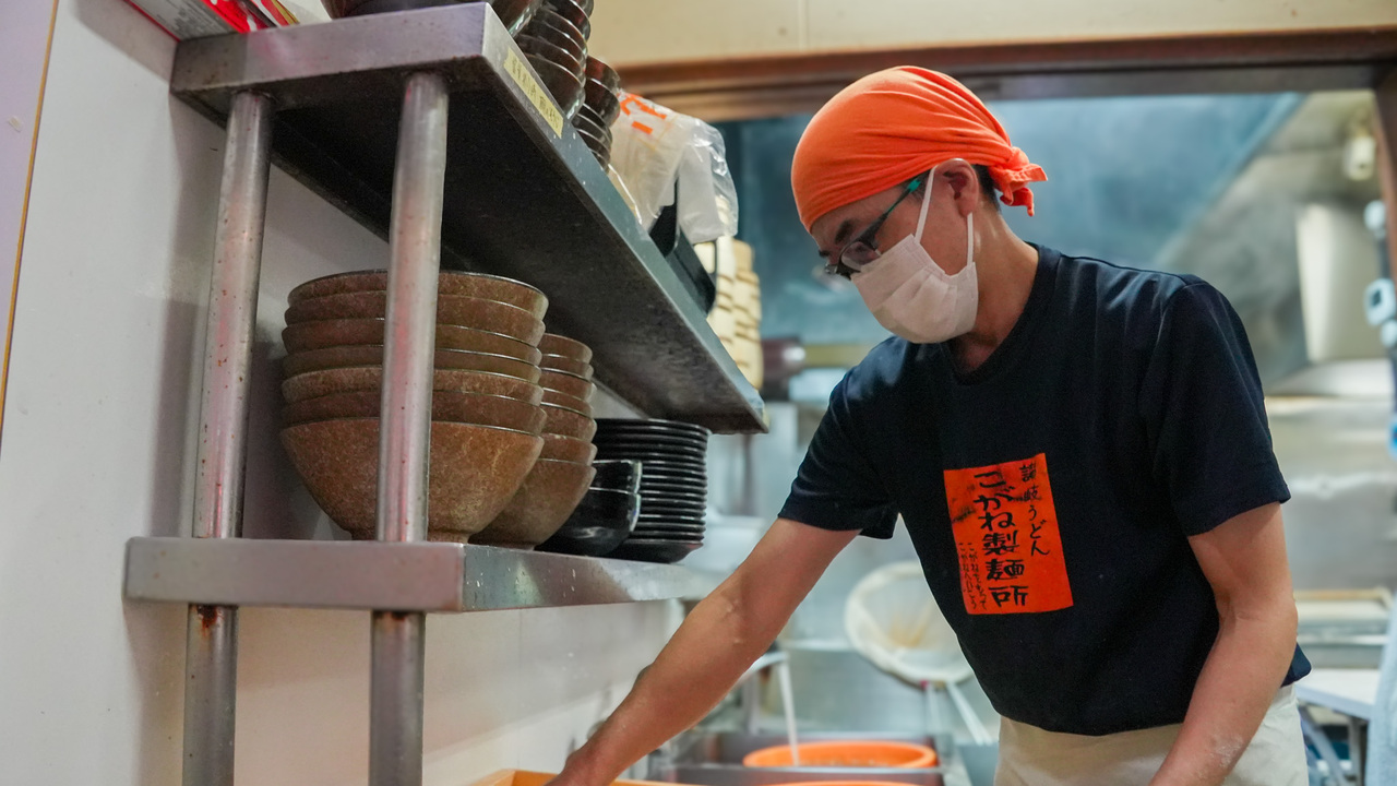 こがね製麺所で働く人の写真2枚目