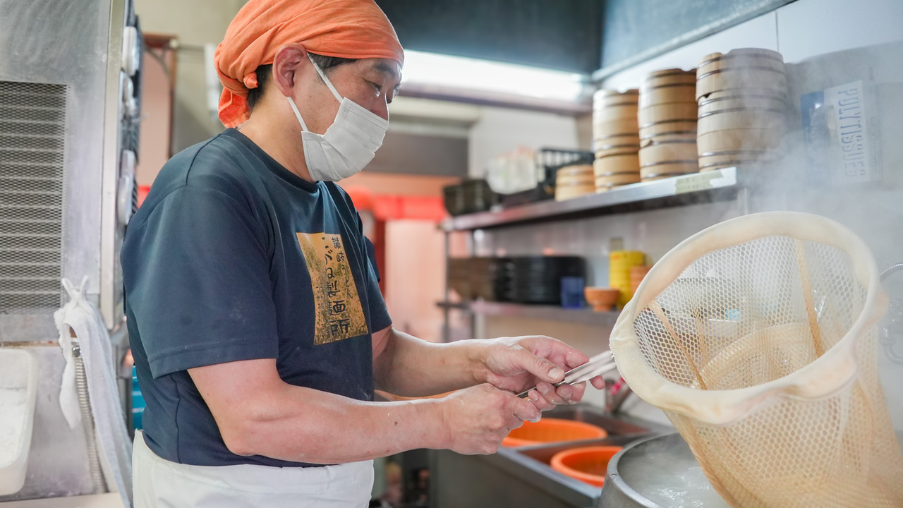 こがね製麺所で働く人の写真3枚目