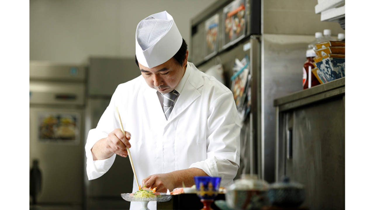 宮前迎賓館　灯明殿で働く人の写真1枚目