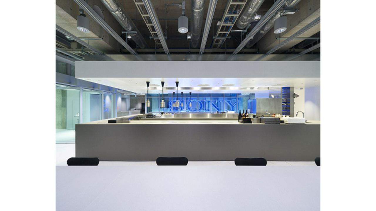 1/2 (Nibun no Ichi)で働く人の写真1枚目