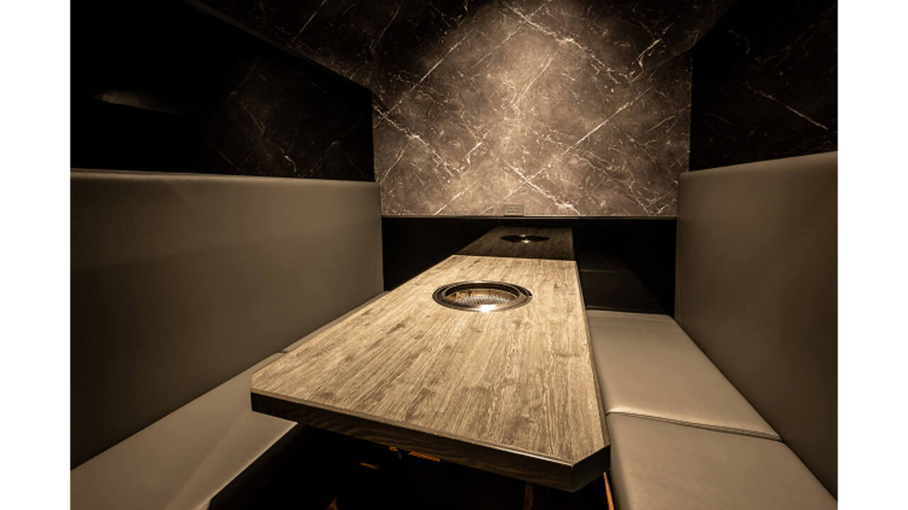 牛に金棒で働く人の写真3枚目