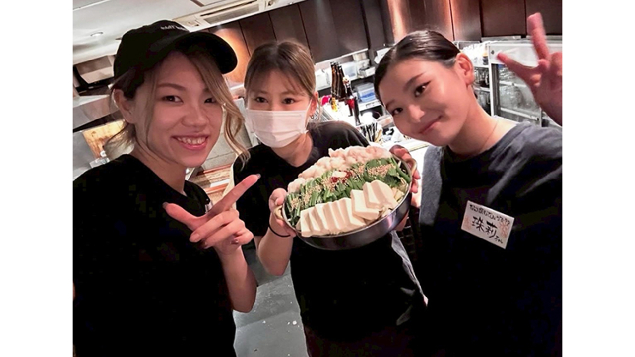 炭火焼鳥・牛もつ鍋 うる虎 総本店で働く人の写真2枚目