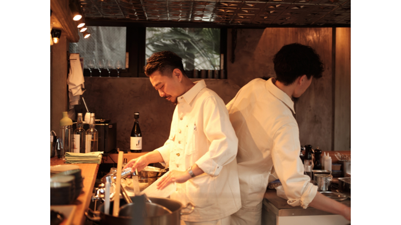 テンキで働く人の写真1枚目