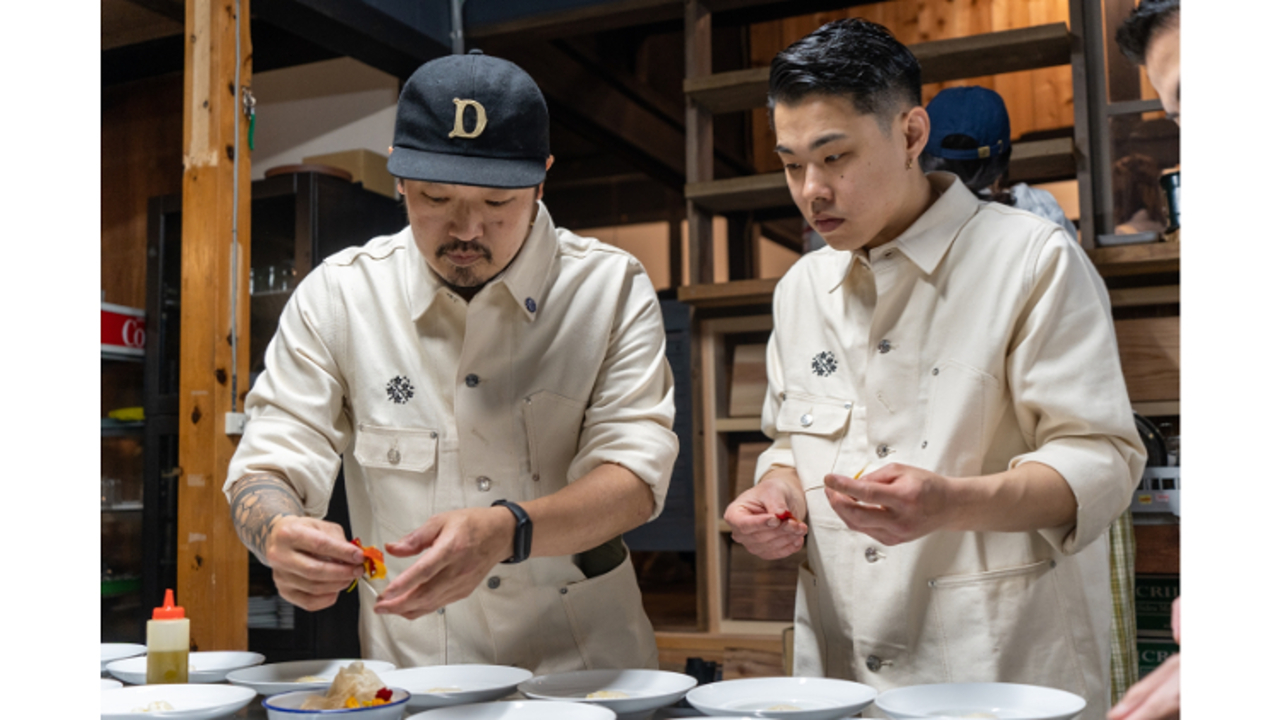 テンキで働く人の写真2枚目