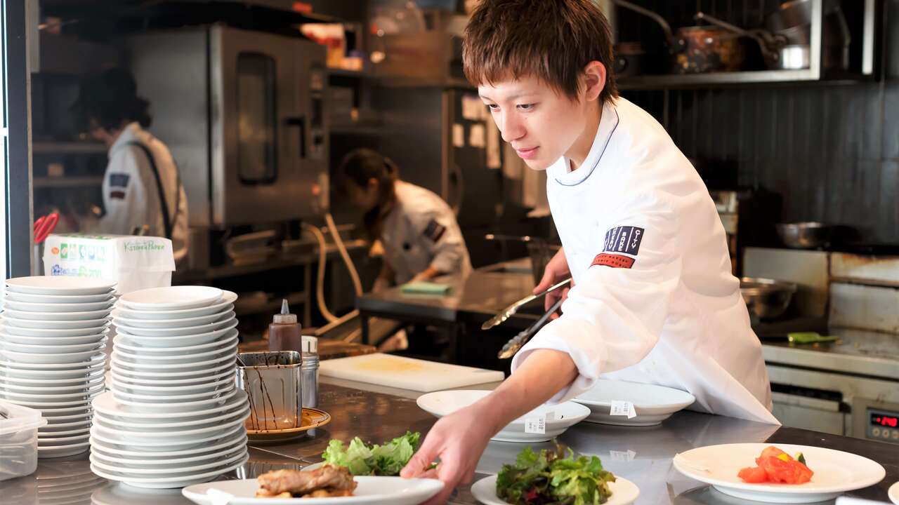 小布施 寄り付き料理 蔵部で働く人の写真2枚目