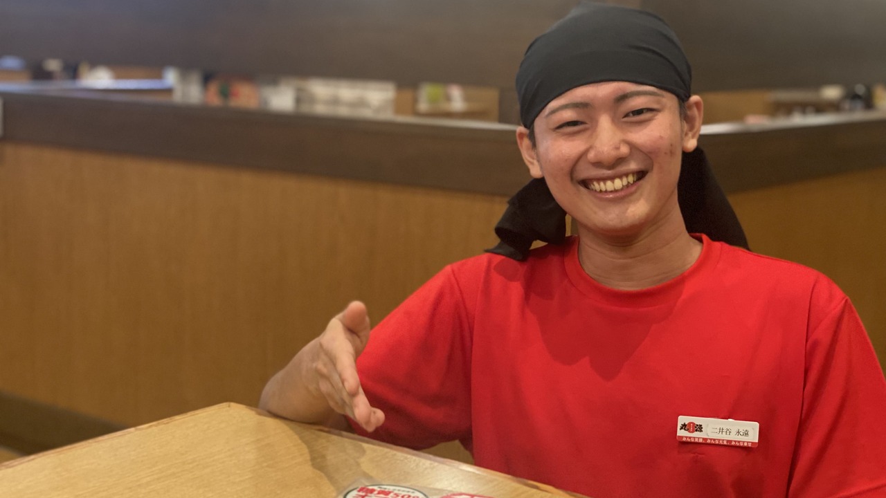 丸源ラーメンで働く人の写真3枚目