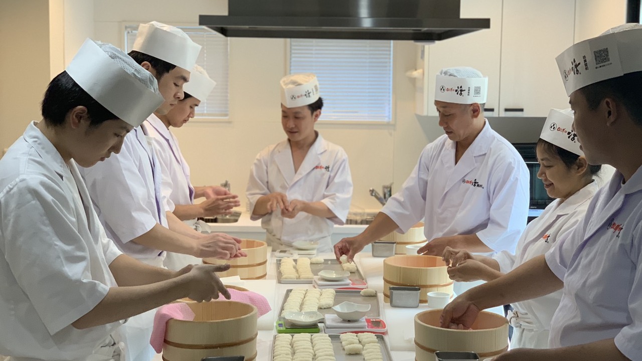 回し寿司活で働く人の写真3枚目