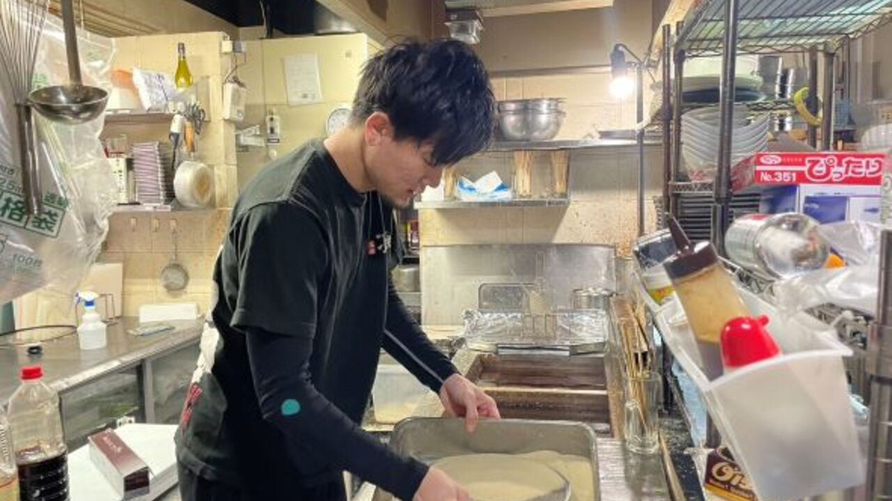 新世界 串カツ 名店 小鉄で働く人の写真2枚目