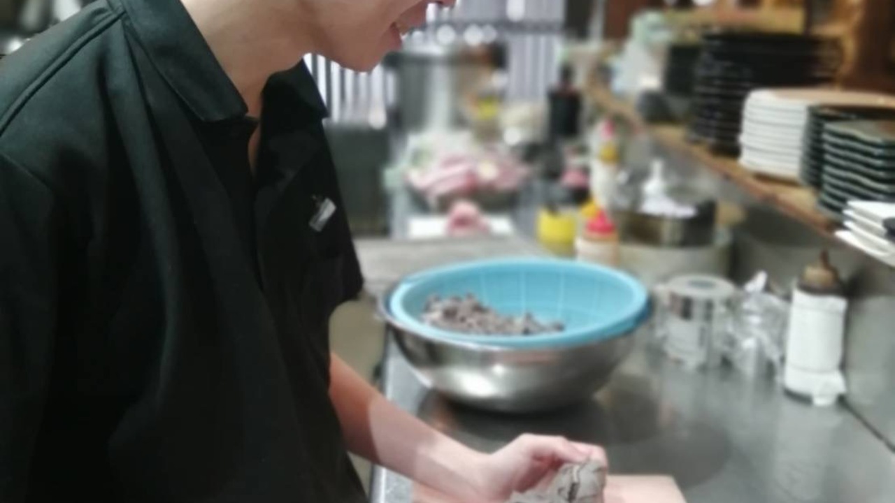 京焼肉　蔵で働く人の写真3枚目