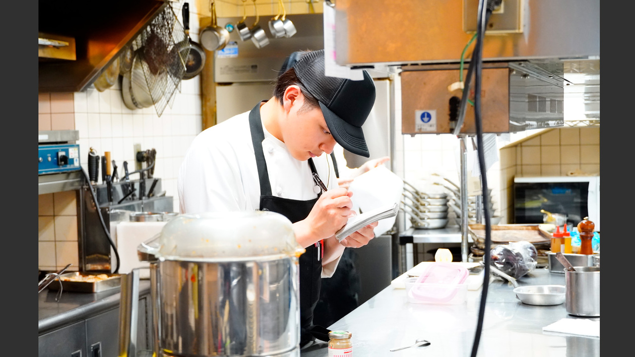 長楽館 フレンチレストラン　LE CHENEで働く人の写真4枚目