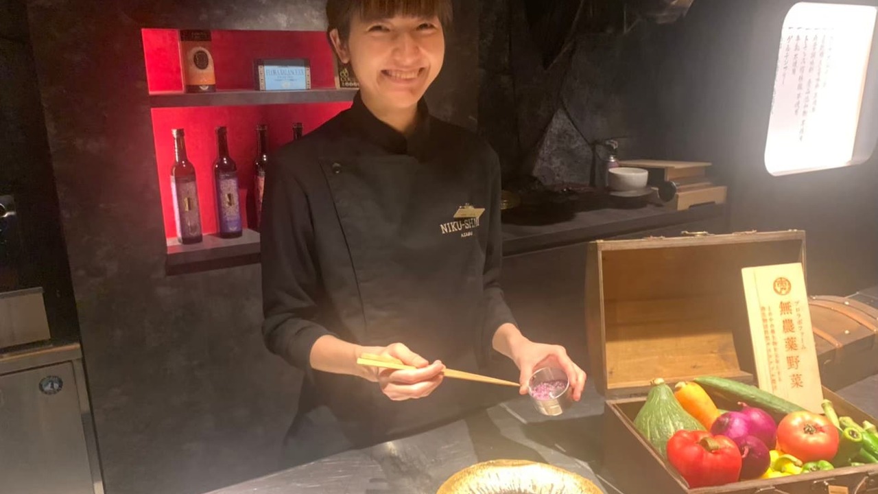 麻布 肉しゃりで働く人の写真1枚目