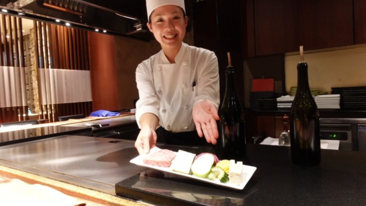 鉄板焼き業態で働く人の写真2枚目
