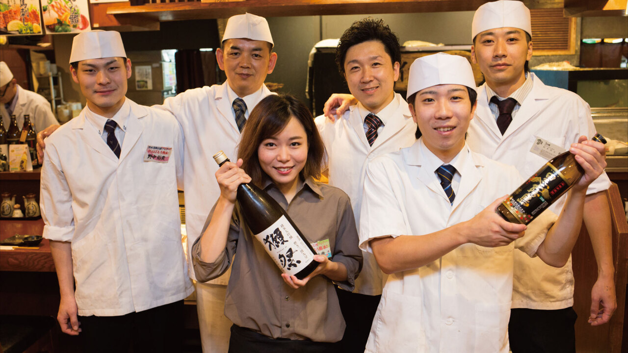 さかな市場で働く人の写真1枚目