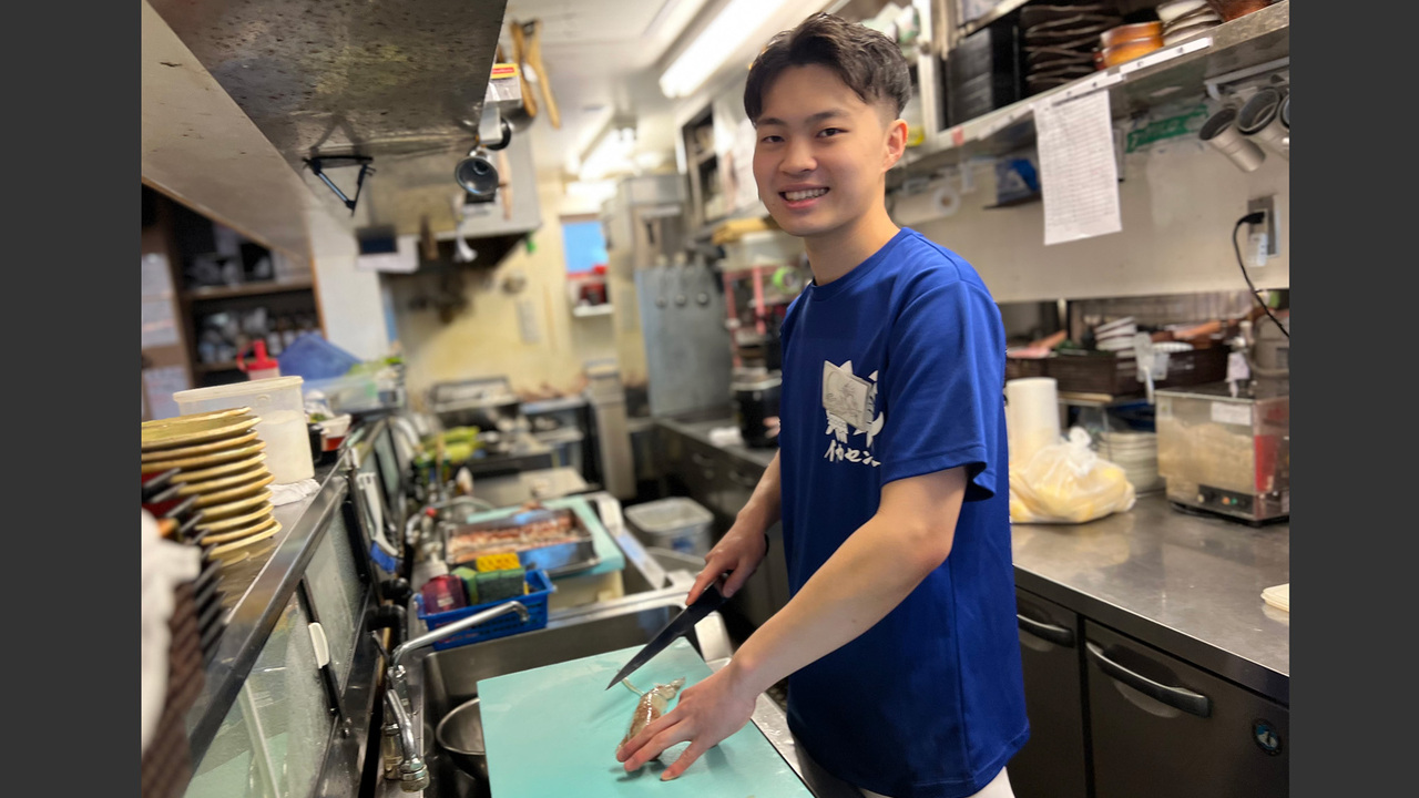 イカセンターで働く人の写真1枚目