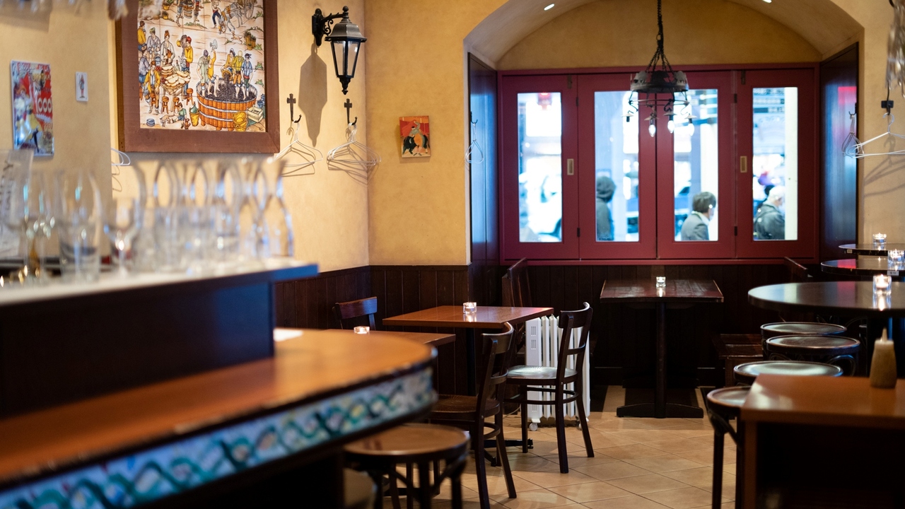 バニュルスで働く人の写真1枚目