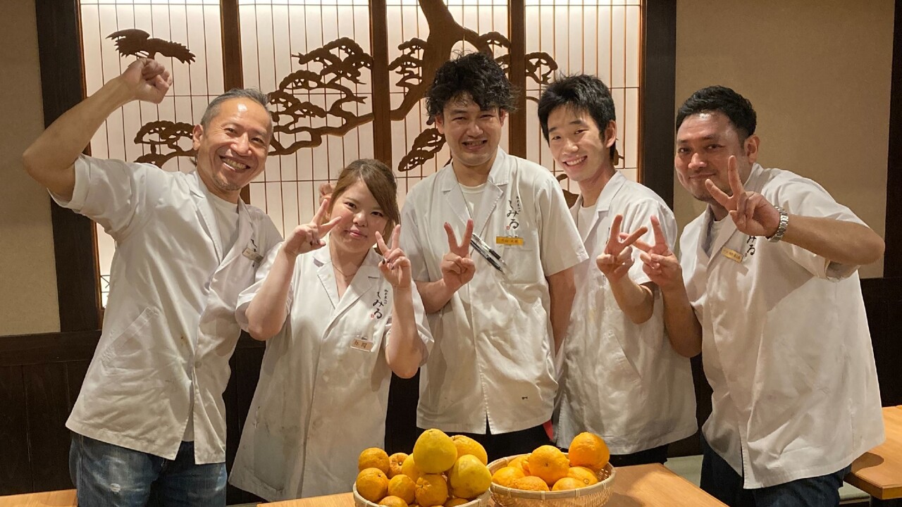 鶏串煮込みしみるで働く人の写真1枚目