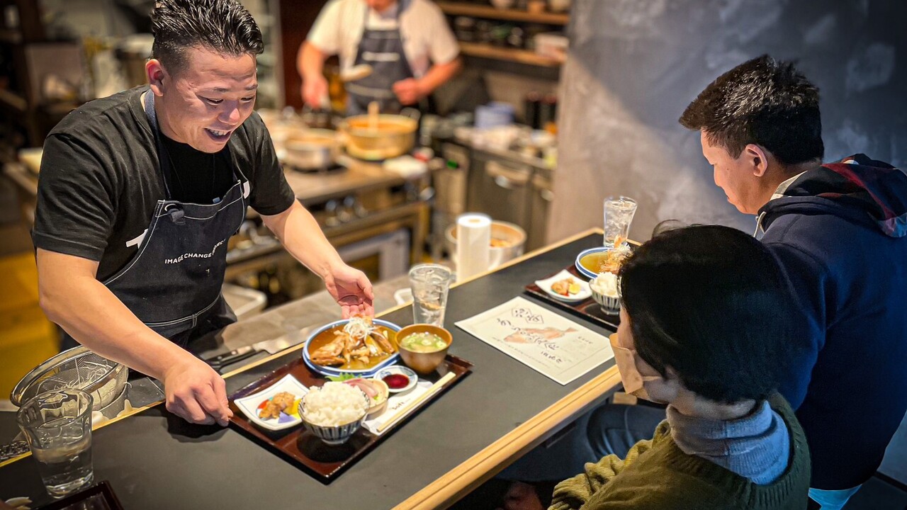 酒場あらかぶで働く人の写真1枚目