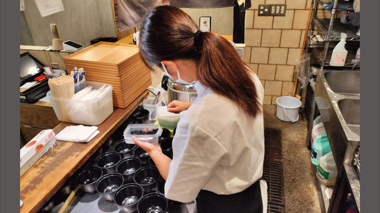 新潟カツ丼 タレカツで働く人の写真3枚目
