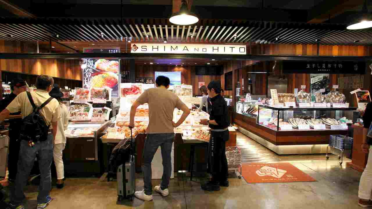 島の人で働く人の写真1枚目