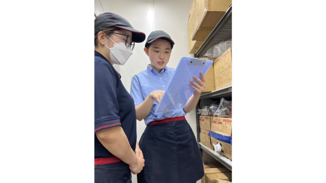 株式会社明治屋フードサービスで働く人の写真2枚目