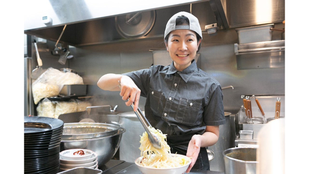 豚山 十三東口店(大阪府大阪市淀川区) ラーメン | 店長・店長候補)の求人の写真 3枚目