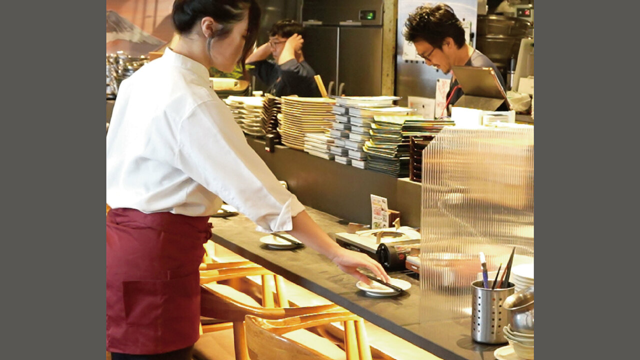 九州料理二代目もつ鍋わたり|レストランサービス・ホールスタッフの求人画像1枚目