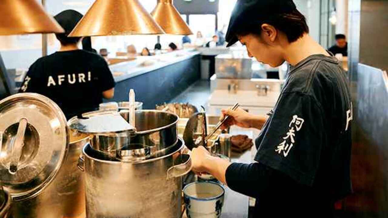 AFURI 辛紅 新宿サブナード ラーメン | 店長・店長候補)の求人の写真 2枚目