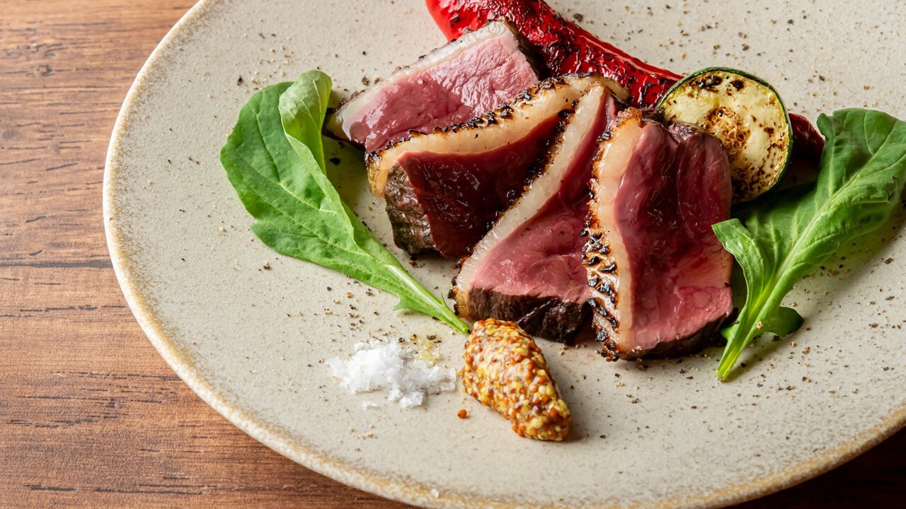 炭火焼とワインの酒場 VOLTA 北新地店|キッチンスタッフの求人画像1枚目