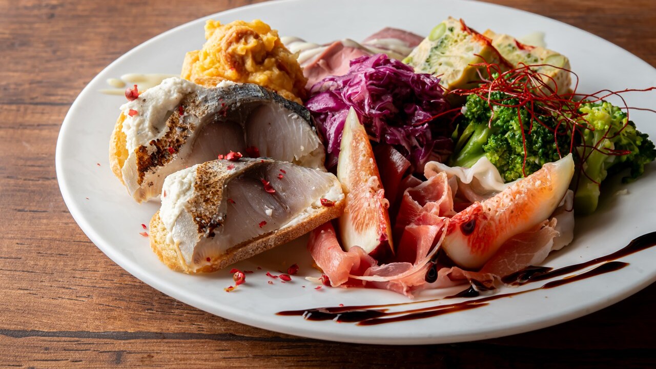 炭火焼とワインの酒場 VOLTA 北新地店|レストランサービス・ホールスタッフの求人画像1枚目