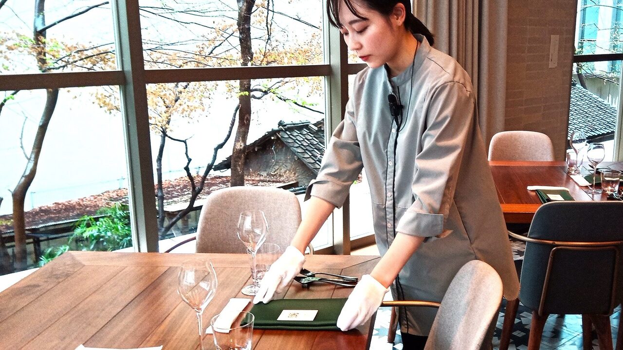 レストラングループ|レストランサービス・ホールスタッフの求人画像1枚目