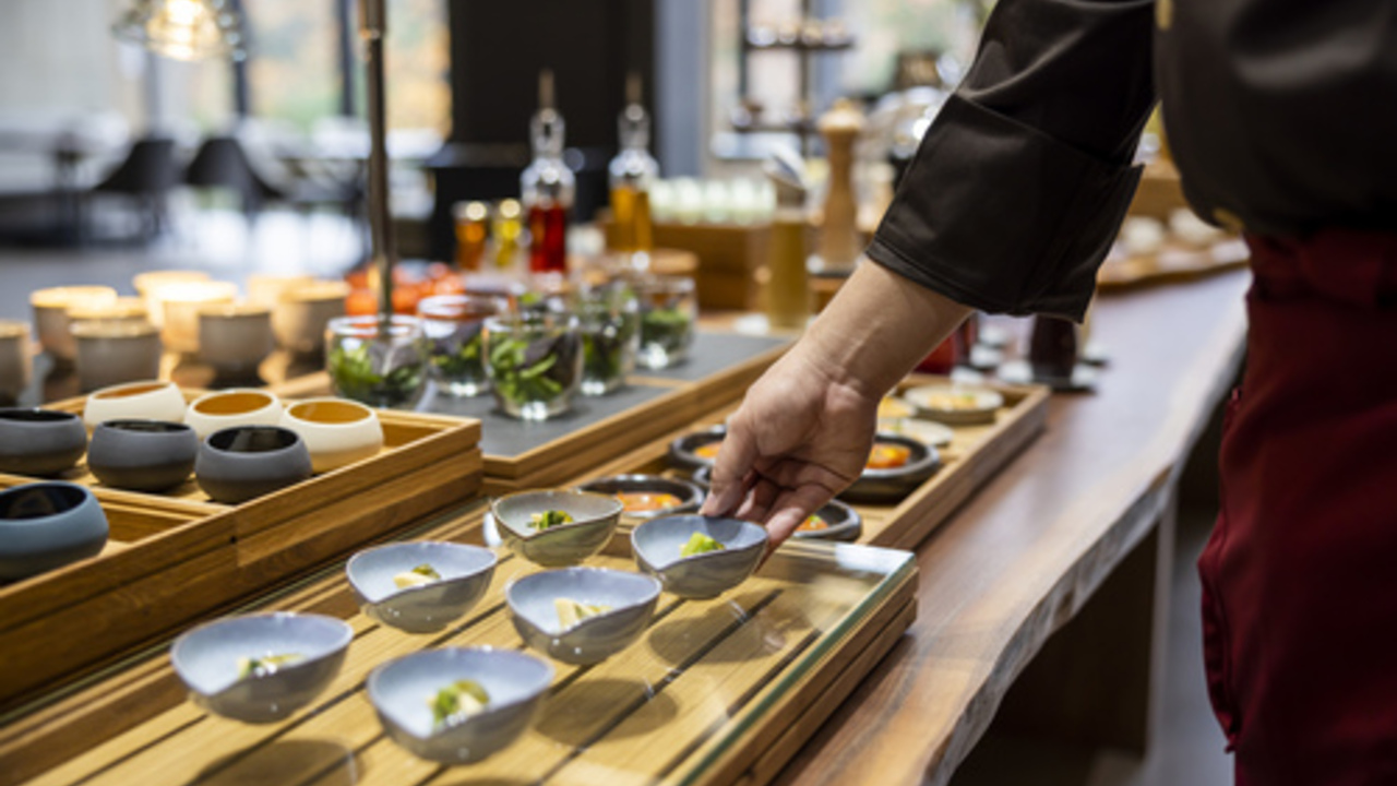 東急ハーヴェストクラブ|レストランサービス・ホールスタッフの求人画像1枚目