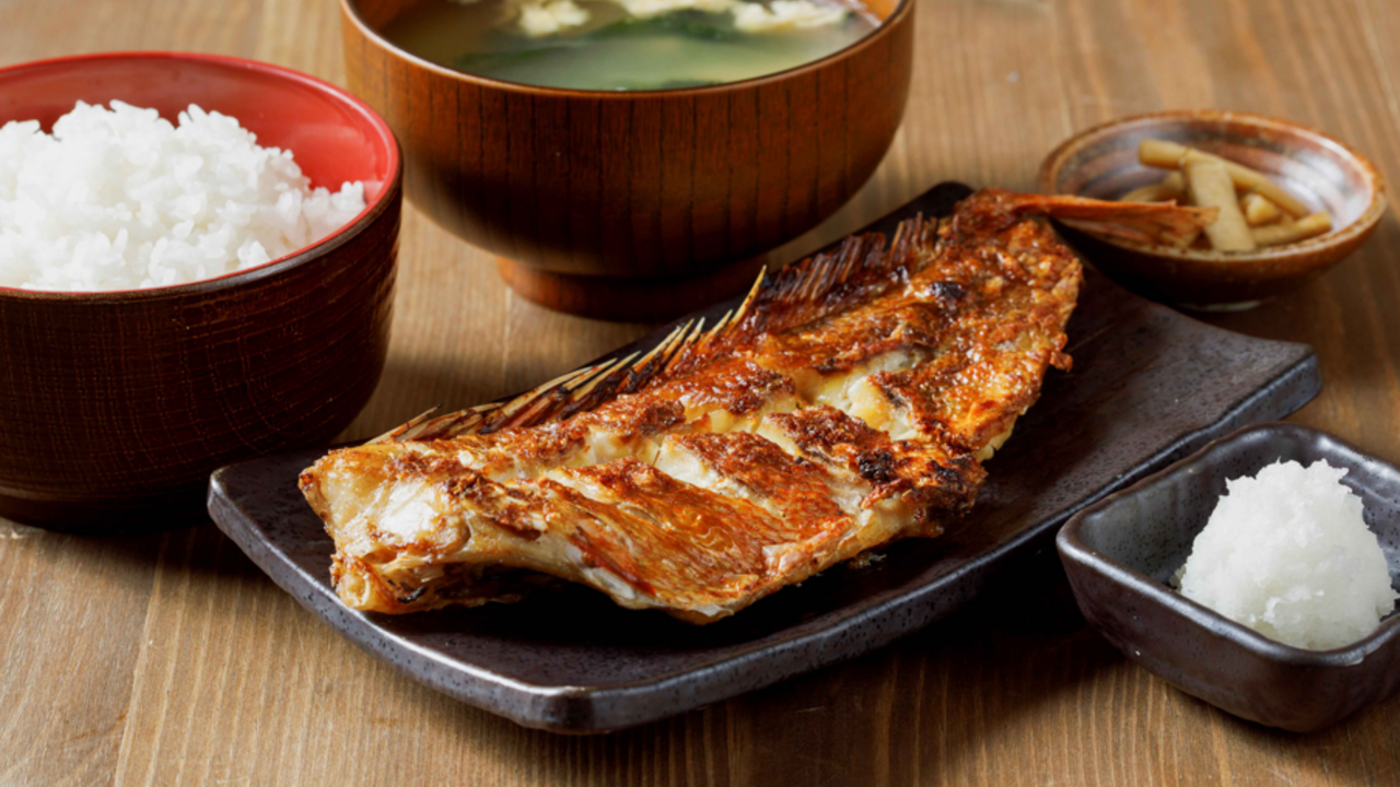  炭火焼干物定食　しんぱち食堂|レストランサービス・ホールスタッフの求人画像2枚目