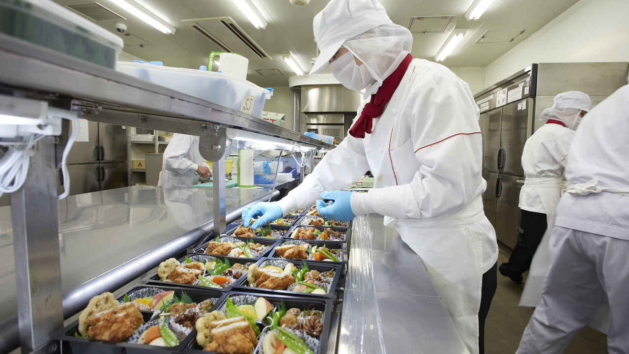 朝日エアポートサービス　機内食工場|キッチンスタッフの求人画像1枚目