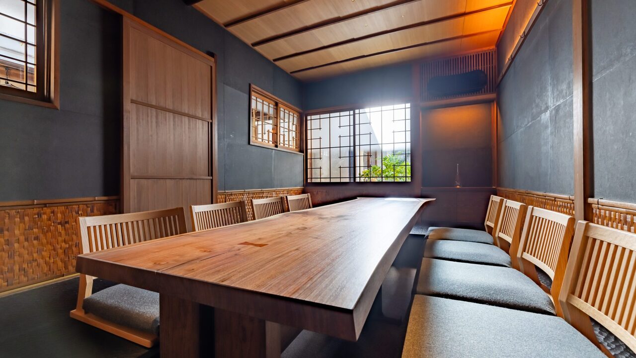 やすまる|レストランサービス・ホールスタッフの求人画像1枚目