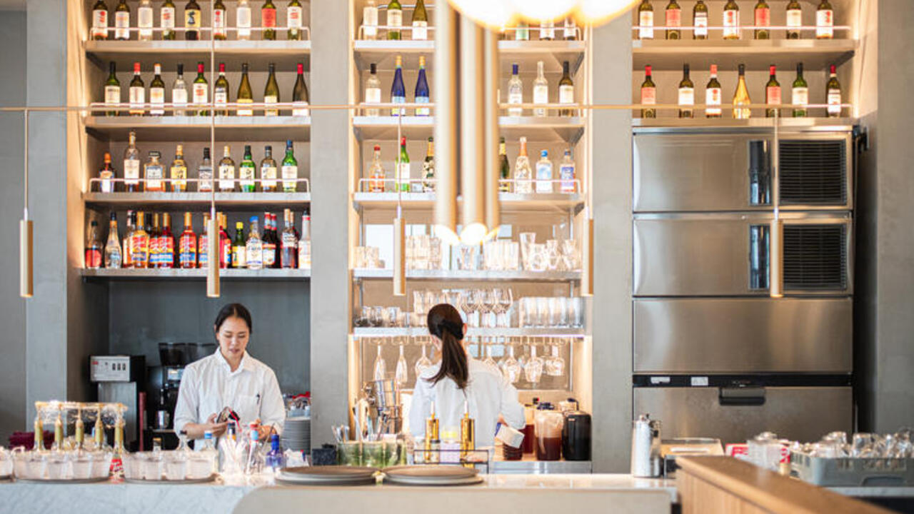 ワーフ|レストランサービス・ホールスタッフの求人画像1枚目