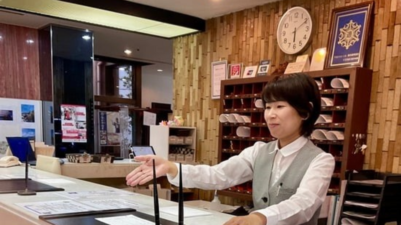 「島泊 / 島飯 / 島湯」|フロントスタッフの求人画像1枚目