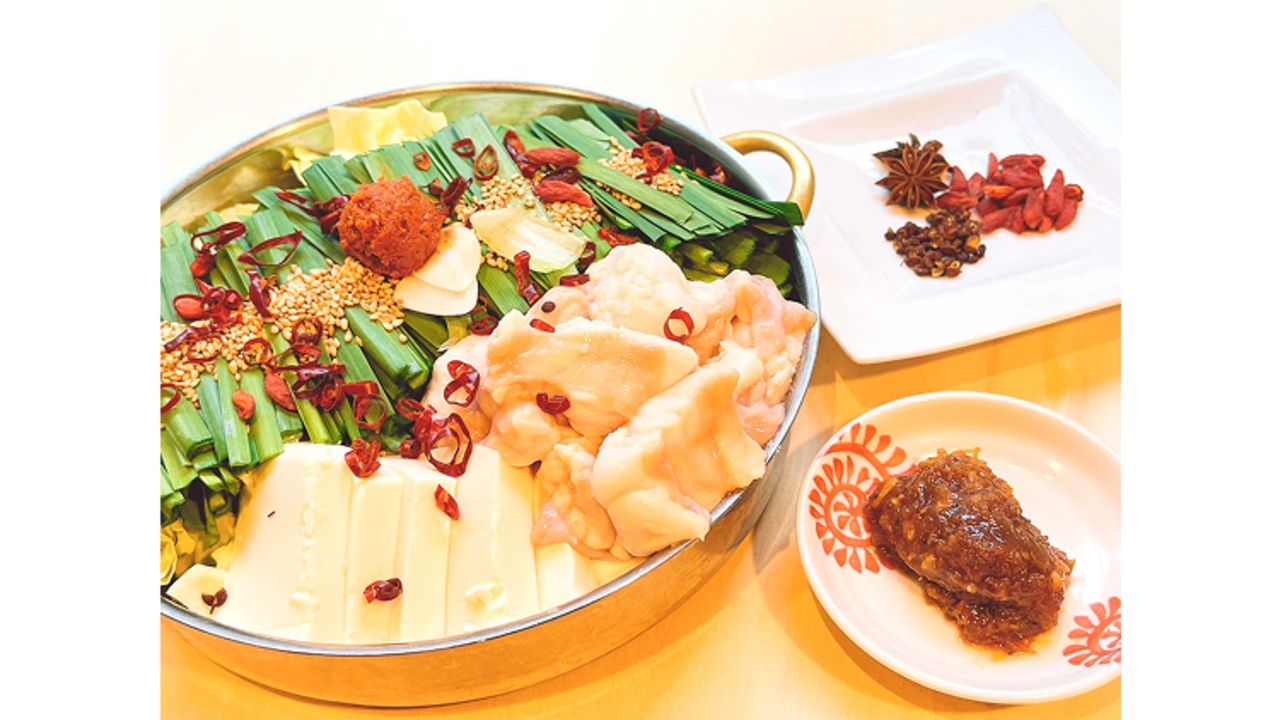 炭火焼鳥・牛もつ鍋 うる虎 総本店|焼き鳥職人の求人画像1枚目