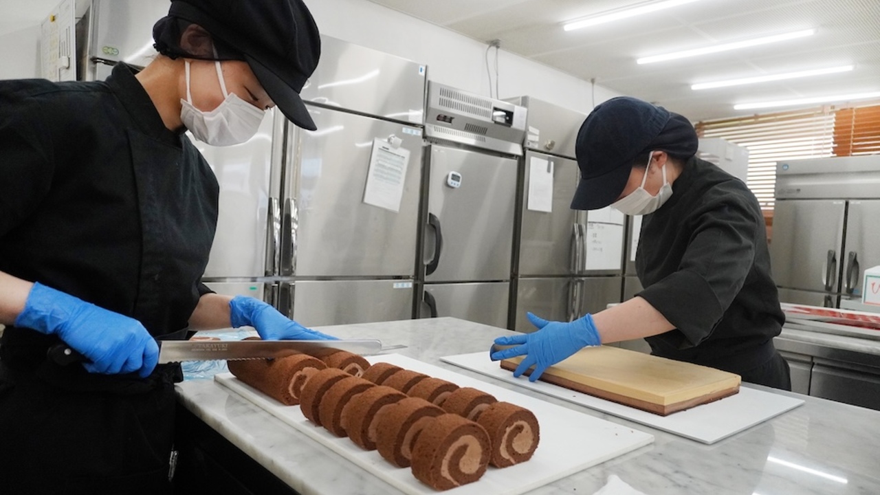 WHITE GLASS COFFEE 福岡店|パティシエの求人画像1枚目